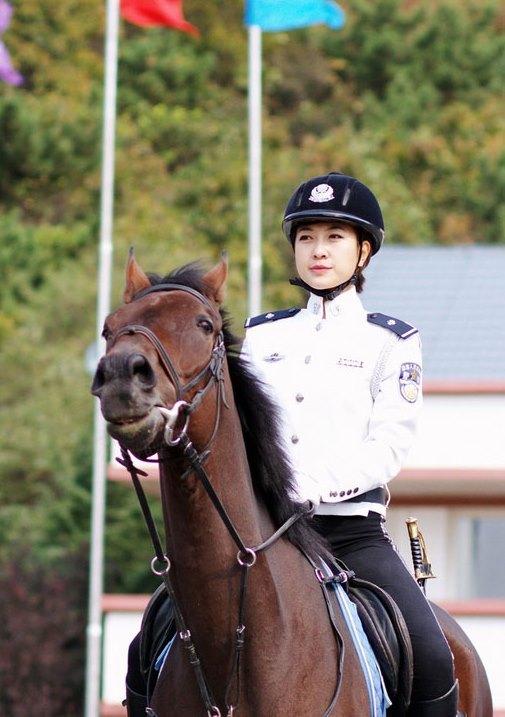 最美大连女骑警12张图集暂无