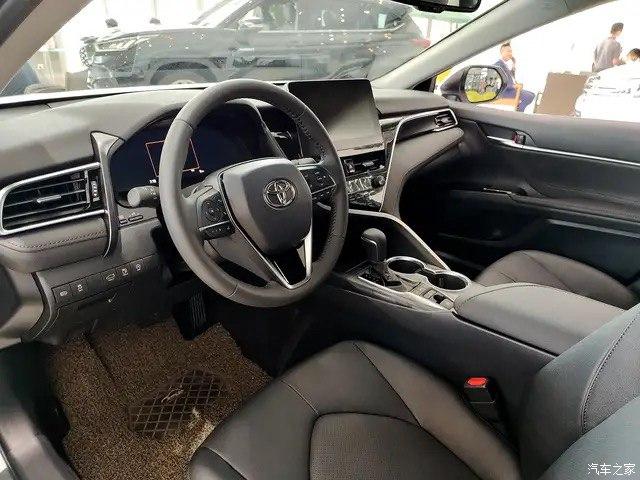 实拍广汽丰田新款凯美瑞 内饰更精致