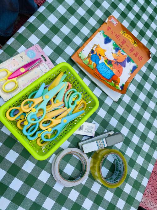 情景3吴老师老师讲解修补图书需要的基本工具(剪刀,透明胶带,订书机