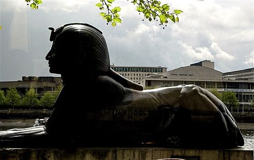 从埃及"拿来"放在泰晤士河边的人头狮身雕像