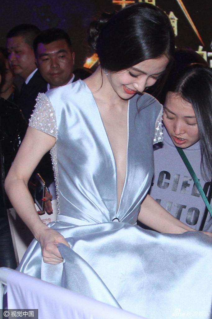 angelababy深v长裙自窥美胸