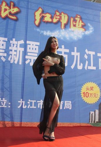 车展最低俗没有之一 车模仅着乳贴穿丁字裤站台