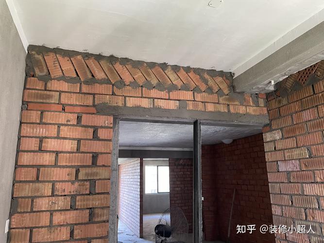 这样新砌墙体更牢固.看看师傅手艺.今天砌墙结束进行验收.