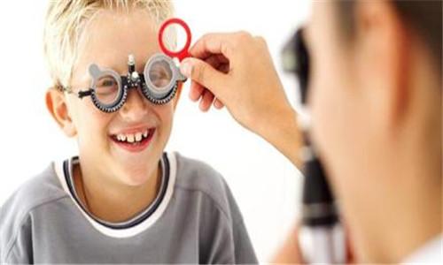 第二,6岁以下发生的儿童高度近视,以先天性,遗传性比较多见,往往