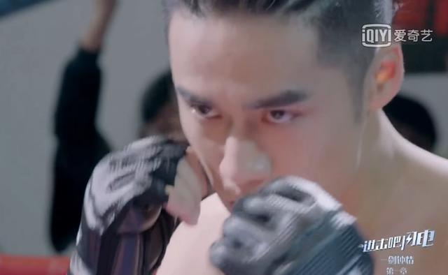 一副势在必得的模样↓ 蒋劲夫的身手不仅在拳击馆大放异彩,在外卖小哥