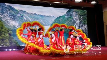舞蹈《祝福祖国》用扇子摆出的造型花样百出