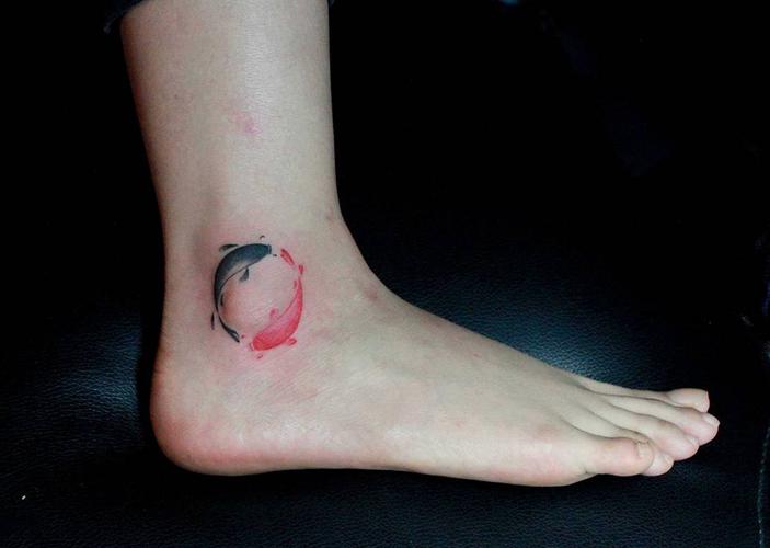 脚部黑红双鱼纹身图案_脚踝鱼纹身图片