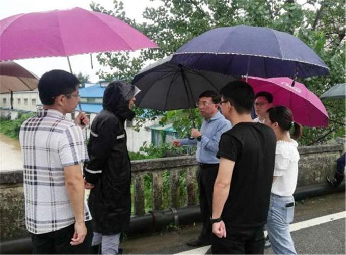 (泾县县委副书记,县长施怀中对陈村水库泄洪下游防范工作进行调度安排