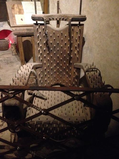 有个老虎凳,这个用来给碳官坐很不错的.