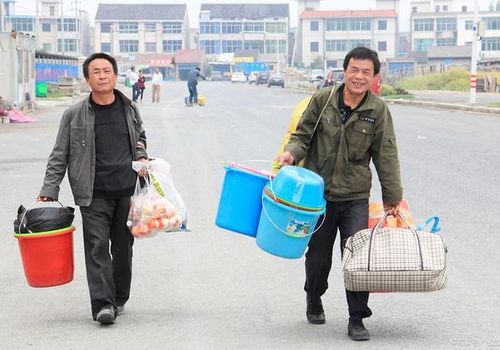 农民工日赚四五百,为啥老是"提桶返乡",回家拿不出2万