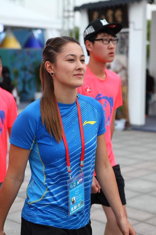 颜值爆表的羽毛球女神,能淡定的举个手