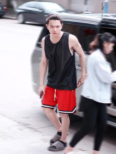 别再说许凯"邋遢"了,脱下裤衩换上工装夹克的他,帅出