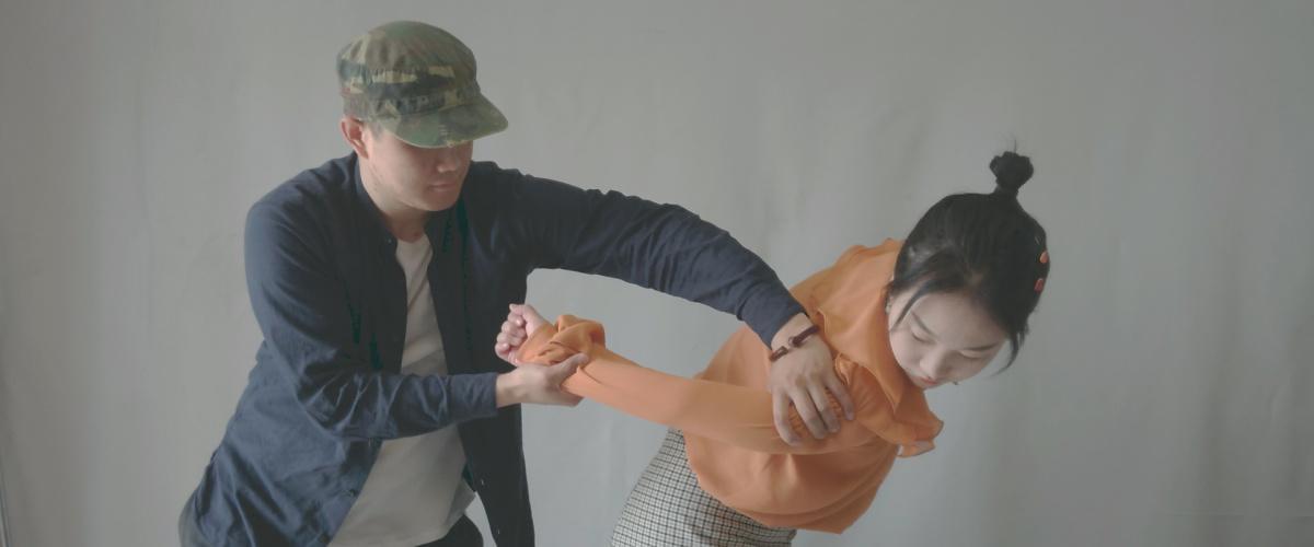 女生胳膊的时候,女生可以学会顺势而为,用反擒拿的方式来把坏人制服