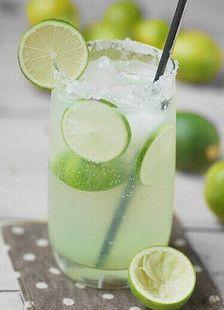 【酸酸的青柠汽水,糖浆做法】---⑴材料:冰糖200克,水100克;⑵做法:1