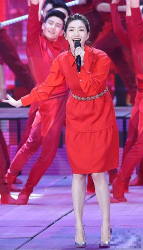 央视春晚李易峰景甜江疏影同台 一身红装超喜庆