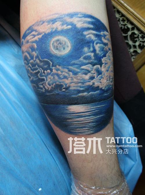 月亮大海云朵纹身