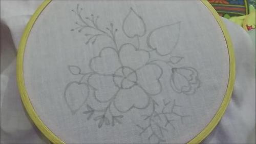 手工刺绣作品,带你学习如何刺绣网格花朵图案!