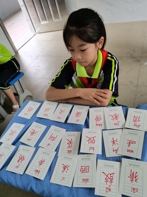 孩子们自制的生字卡片