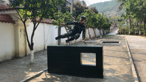 视频丨武警云浮支队兵哥哥的400米障碍炫酷来袭!别眨眼!