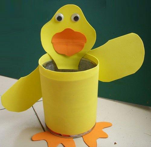 用易拉罐手工制作精美的小黄鸭笔筒