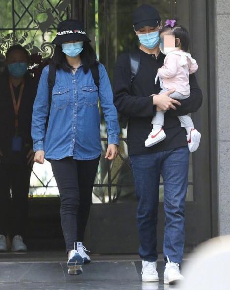 赵又廷高圆圆合体亮相,他双手抱女儿父爱满满,女儿乖巧可爱