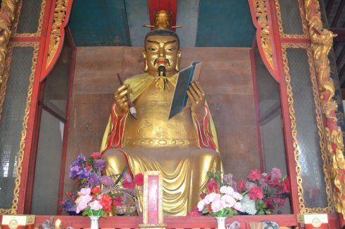樵公说:"这个碧霞元君和我们八公山上的"奶奶庙"供奉的"四顶奶奶"是同