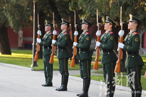 图为跟班学习持枪礼