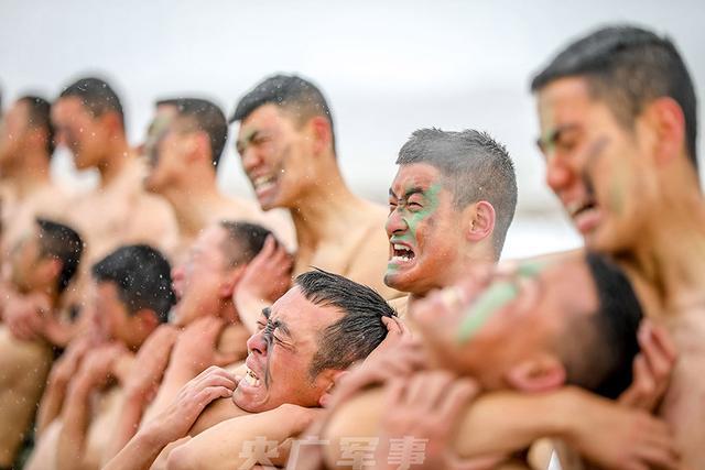 特战队员进行体能冲刺训练