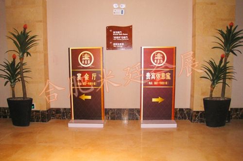 讲台:大多数是木制讲台,不含鲜花,当然如果想要更好看一点也是