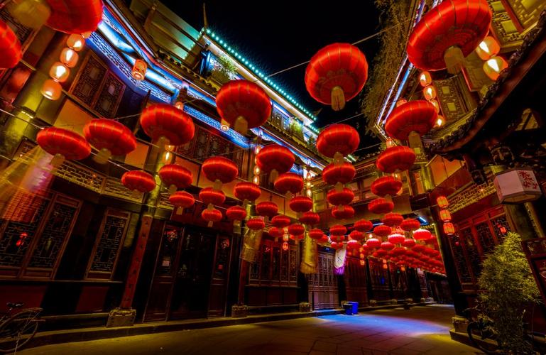 深夜的节日气氛:春节探访成都网红古镇锦里