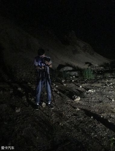 夜晚的天池缺少了白天的美感,真的是伸手不见五指,荒山野岭,哦不,是