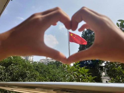 深情告白,向祖国比心!