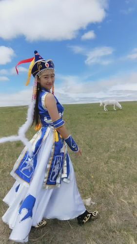 蒙古姑娘就是漂亮,这身服装也真是不错啊