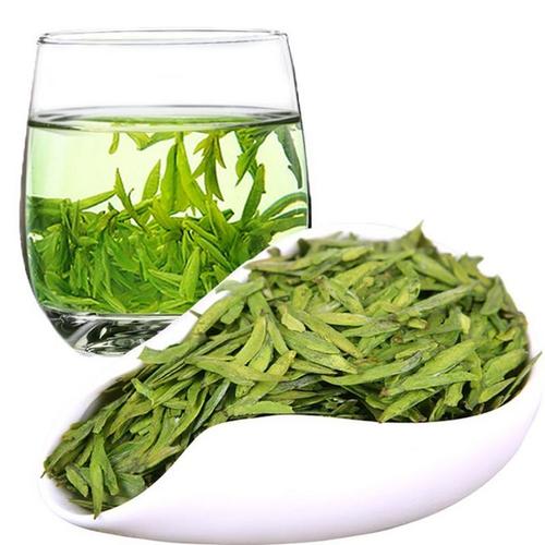 明前采制的龙井茶叶青绿透亮,叶片匀整而有光泽,将茶叶进行冲泡,芽叶