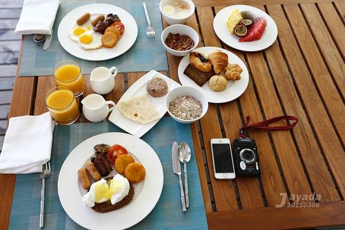 拉着爱人的手,静静的享受这美好时光.浪漫吗?处处都是浪漫的气氛