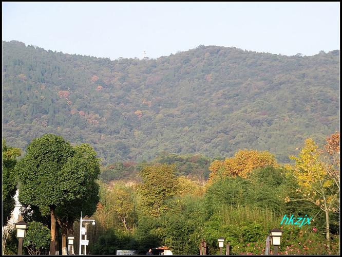 远处的襄阳岘山