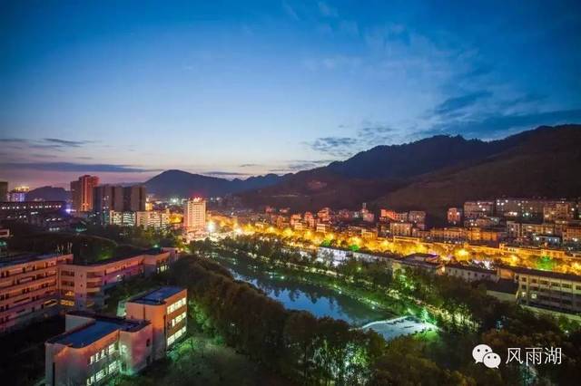 是省属综合性大学,分吉首和张家界两个校区,校本部在湖南省湘西土家族