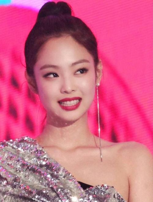 blackpink出席mma,红衣的智秀太惊艳了,rose衣服散开险走光