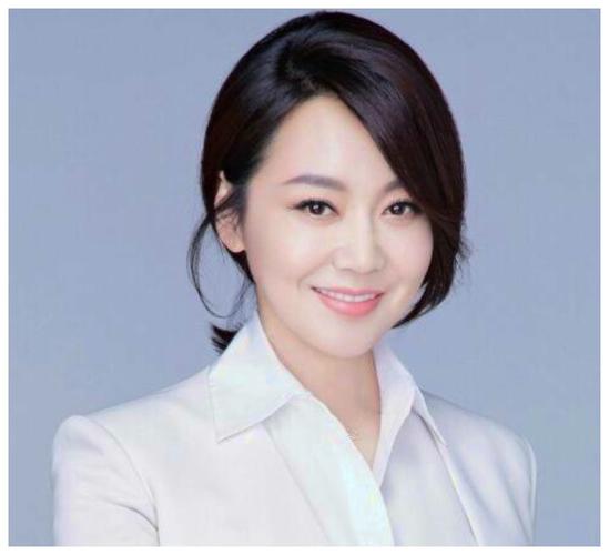 闫妮被赞与20岁女儿神似姐妹,不料却被一张无p图暴露真实年龄