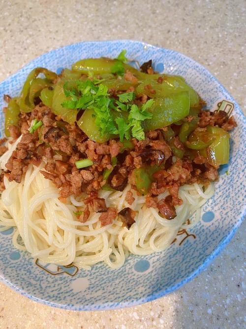 虎皮尖椒香菇肉沫拌面