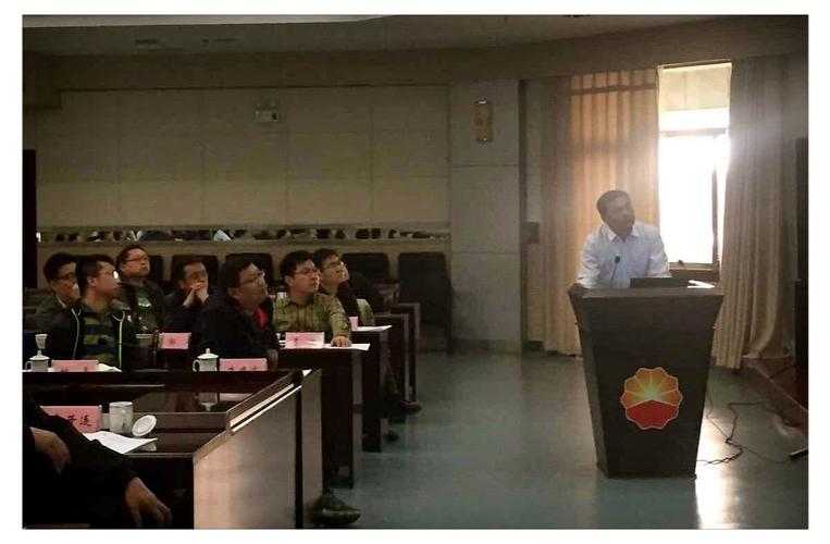 西北石油管道有限公司副总经理王成明在做专题发言