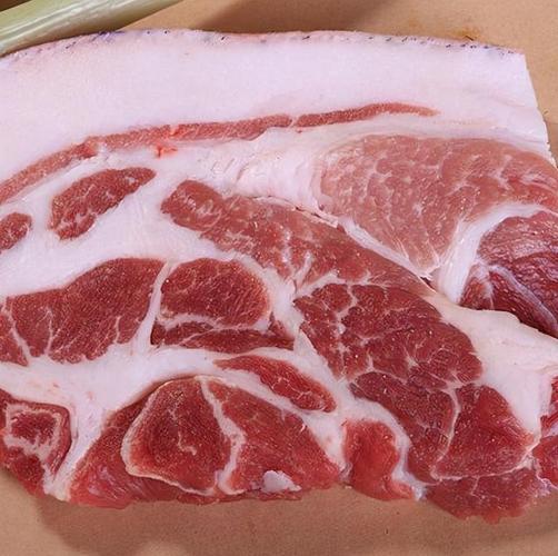 其实前槽肉,也就是我们平常说到的前腿肉,它的肉质是比较细腻的,一般