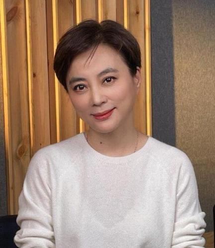 李玲玉晒美照庆58岁大寿,混血儿子撞脸吴亦凡