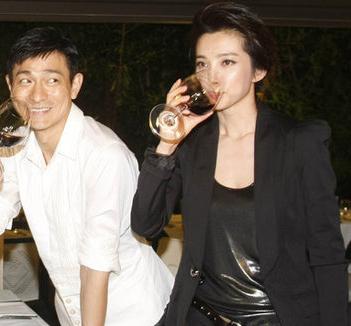 成龙曝李冰冰曾在一分半钟喝下一整瓶白酒