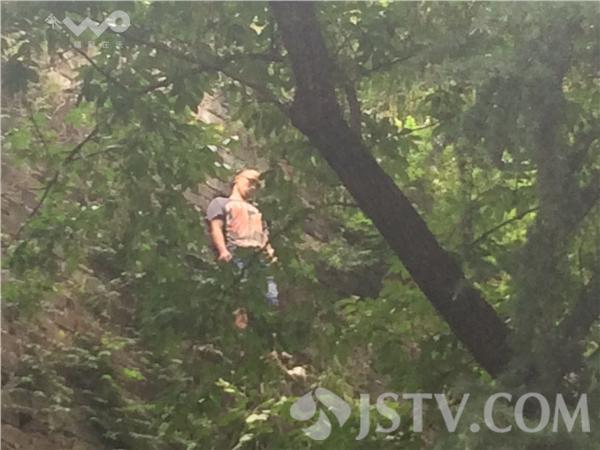 立即报警.110迅速到场后.发现一名戴眼镜的年轻人脖子有绳索上吊死亡.