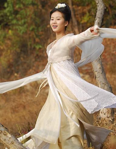 刘诗诗很忙 看电视需留意玩游戏请注意