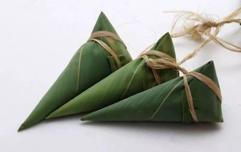 牛角粽因形状像牛角而命名.包粽子是端午节的一