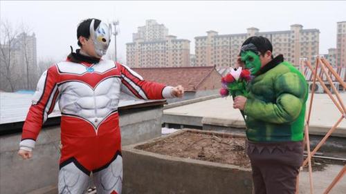 奥特曼真人版:绿巨人采摘鲜花后中毒,奥特曼释放净化之术解救