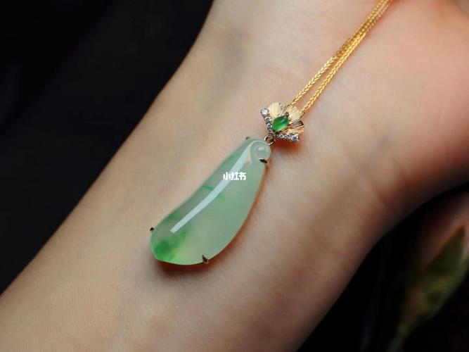 翡翠福瓜吊坠_吊坠_冰种_钻石_搭配_18k金镶嵌_翡翠_时尚_配饰