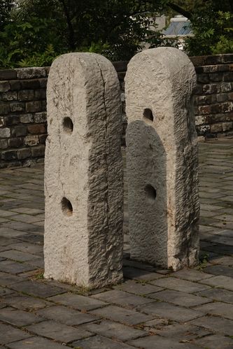 快到东水关看到两块两孔立石,说是旗杆石,也有说和城防有关!